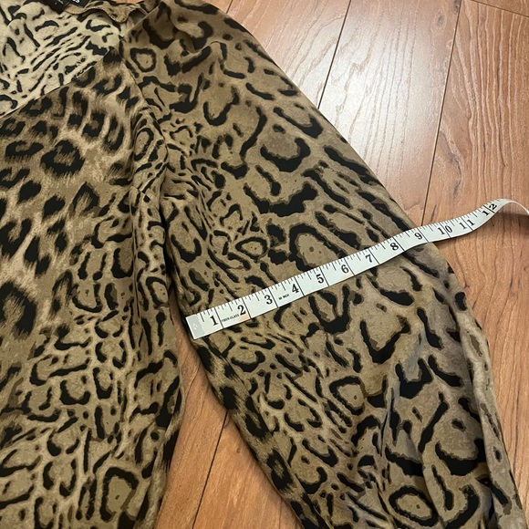 Express Small Women's Shirt Leopard Animal Print 1/4 Button Flowy Tan V-neck - Picture 8 of 8